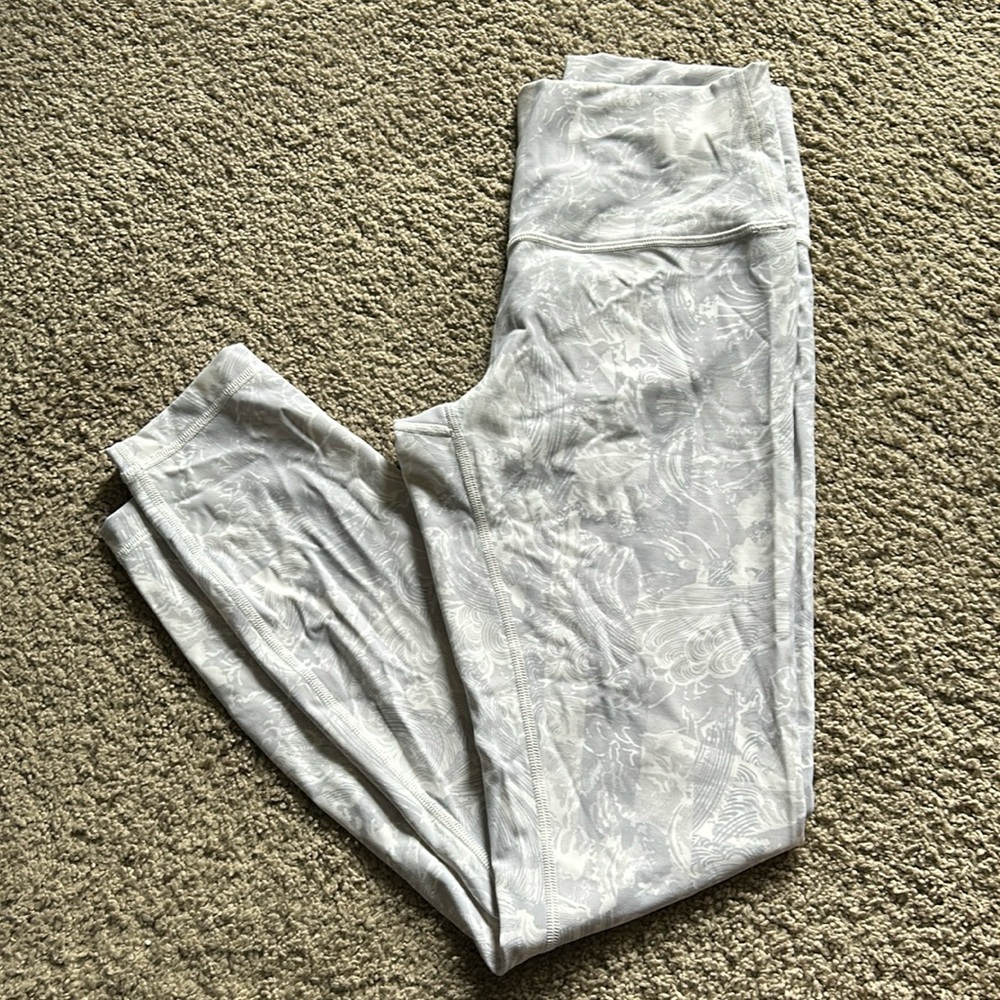 Lululemon Wunder Under. Size 6.